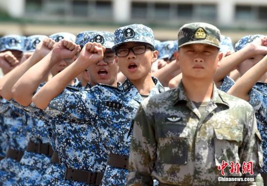 資料圖：2016年7月18日，第十二屆香港青少年軍事夏令營(yíng)在駐港部隊(duì)新圍軍營(yíng)舉行開(kāi)營(yíng)儀式。圖為學(xué)員宣誓。<a target='_blank' href='http://www.chinanews.com/'>中新社</a>記者 張宇 攝
