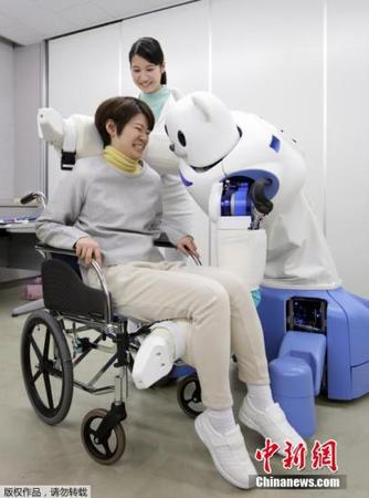 2月23日，在日本名古屋，為緩解出生率低以及人口老齡化帶來的社會養(yǎng)老壓力，日本理化學研究所等近日研制出“保姆機器熊”，能將行動不便的老弱病人從輪椅上抱起并轉(zhuǎn)移到床上或者浴室。