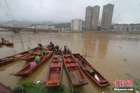 資料圖：福建順昌閩江上游富屯溪漁民正在整理船只。<a target='_blank' href='http://www.chinanews.com/'>中新社</a>記者 陳柏材 攝