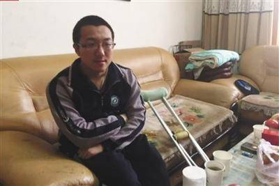  昨日，甘肅定西一中高三畢業(yè)生魏祥在家中接受媒體采訪。視頻截圖