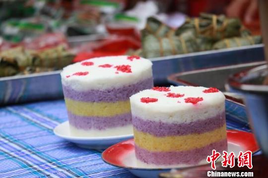 首屆國(guó)際山地美食節(jié)暨金州“三碗粉”美食節(jié)上展示的貴州山地美味小吃?！■暮陚?攝