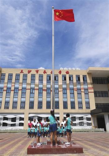 6月29日，三沙市永興學(xué)校舉行升旗儀式。這里是永興島上唯一的學(xué)校，也是祖國(guó)最南端的學(xué)校。
