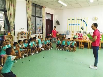 學(xué)校有24名幼兒園學(xué)生，老師針對(duì)他們的年齡特點(diǎn)，實(shí)行混齡班教學(xué)。