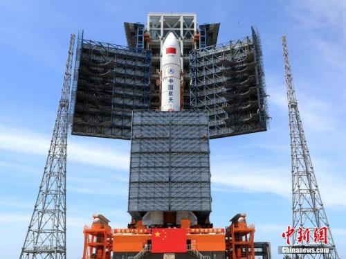 圖為6月26日，長征五號遙二運(yùn)載火箭轉(zhuǎn)運(yùn)致位于海南文昌的發(fā)射場內(nèi)。張文軍 攝
