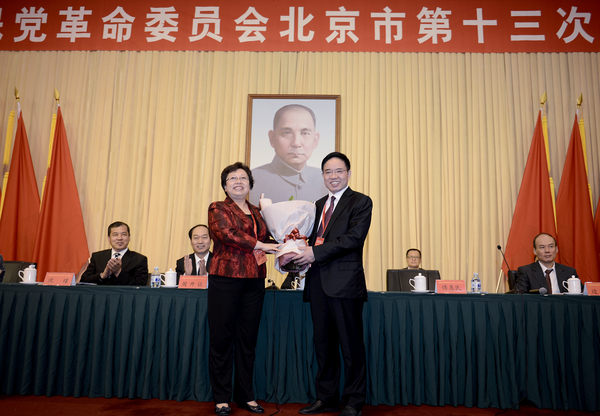 民革北京市第十五屆委員會(huì)主任委員王紅向民革北京市第十四屆委員會(huì)主任委員傅惠民鮮花。17