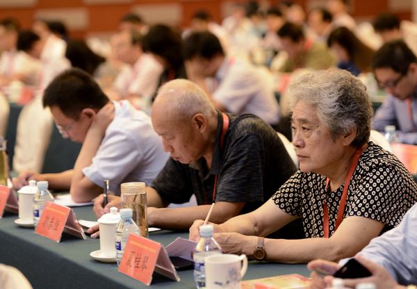 中國國民黨革命委員會(huì)北京市第十三次代表大會(huì)閉幕會(huì)上，黨員認(rèn)真聽會(huì)。26