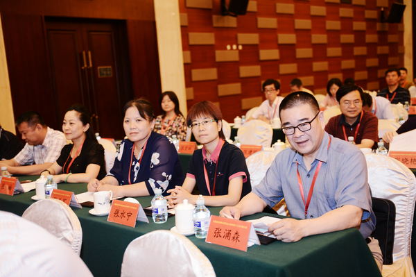 中國國民黨革命委員會(huì)北京市第十三次代表大會(huì)閉幕會(huì)上，黨員認(rèn)真聽會(huì)90