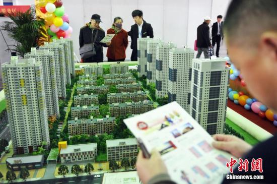 4月16日，遼寧省沈陽市，春季房交會現(xiàn)場，市民在沙盤前駐足。當(dāng)天上午，由沈陽市人民政府主辦、沈陽市房產(chǎn)局承辦的2015沈陽春季房地產(chǎn)展示交易會拉開帷幕。據(jù)了解，本屆春季房交會共有96家房地產(chǎn)開發(fā)企業(yè)169個(gè)商品房項(xiàng)目參展，可銷售商品房源66803套，其中總參展房源數(shù)量的60%為90平方米以下的中小戶型商品房。在展會期間購房，在稅收、商業(yè)貸款和公積金貸款方面執(zhí)行剛剛出臺的樓市新政，并實(shí)行購房補(bǔ)助政策。這是沈陽優(yōu)惠力度最大的一屆房交會。孫昊聲 攝