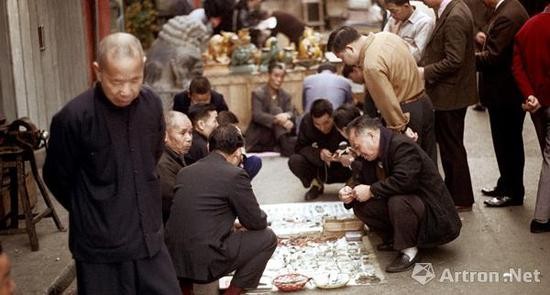 1980年代荷李活道上的古董生意臻至巔峰，也造就了一批香港本土藏家的收藏。