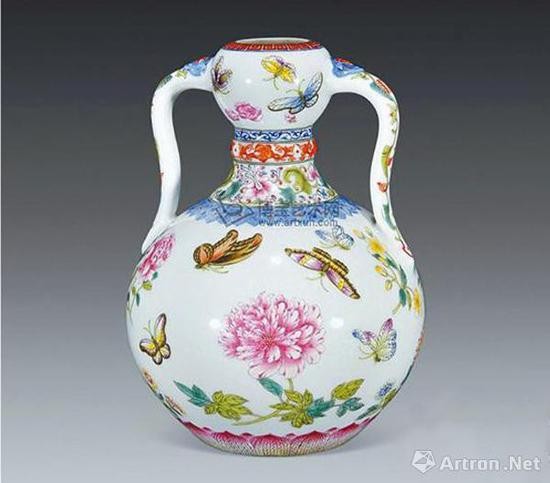 2000年，清乾隆粉彩花蝶紋如意耳尊以3,300萬港元成交，刷新了當時中國瓷器世界拍賣紀錄。
