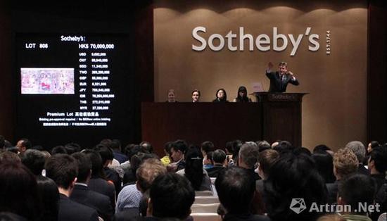 2011年春拍，香港蘇富比重磅推出“尤倫斯重要當代中國藝術(shù)收藏：破曉——當代中國藝術(shù)的追本溯源”晚間拍賣，106件作品總成交額達4.27億港元，超出其1.3億港元的估價上限的3倍，成交率也高達99.06%。其中，張曉剛1988年的畫作《生生息息之愛》以7,906萬港元成交，刷新了當時中國當代藝術(shù)拍賣的世界紀錄。