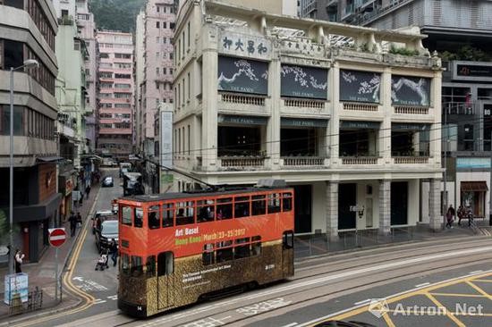 隨著Art Basel HK的持續(xù)舉辦，香港藝術(shù)生態(tài)各環(huán)節(jié)逐漸完善，Art Basel HK舉辦期間，各大畫廊都有新展和活動舉辦，形成另一種形式的香港藝術(shù)周。