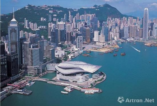 香港會(huì)展中心,每年都會(huì)舉辦巴塞爾香港國(guó)際藝術(shù)展、典亞藝博和國(guó)際古玩展等大型藝博會(huì)以及蘇富比和佳士得兩大拍賣(mài)行的春秋二拍,推動(dòng)并見(jiàn)證了香港藝術(shù)一步步的發(fā)展。
