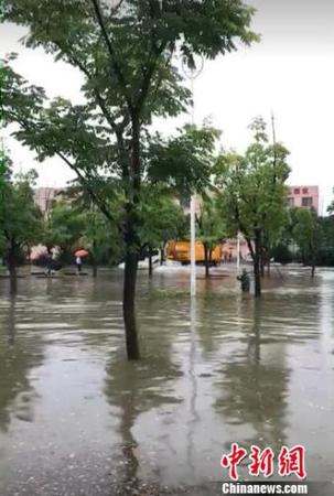 資料圖：一場(chǎng)大雨，南京部分城區(qū)又見(jiàn)“碧波蕩漾”。城管供圖
