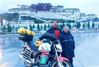 騎行途中，老母親被過往車輛濺了一身泥水