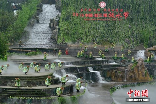 資料圖：都江堰放水節(jié)重現(xiàn)千年放水盛況。劉杰 攝