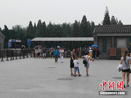 天壇公園入口處。中新網(wǎng)記者 宋宇晟 攝