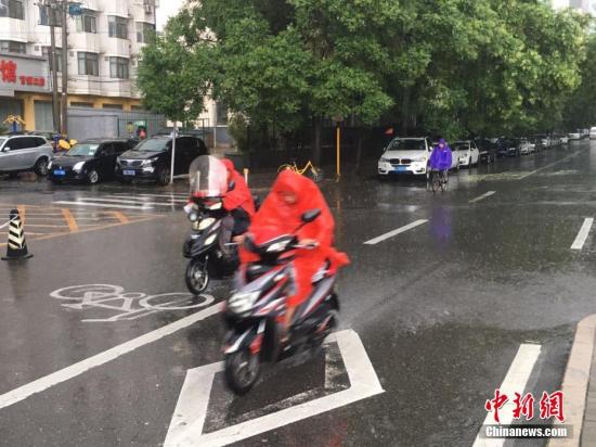 圖為北京市民雨中騎行。 <a target='_blank' href='http://www.chinanews.com/' >中新網(wǎng)</a>記者 富宇 攝