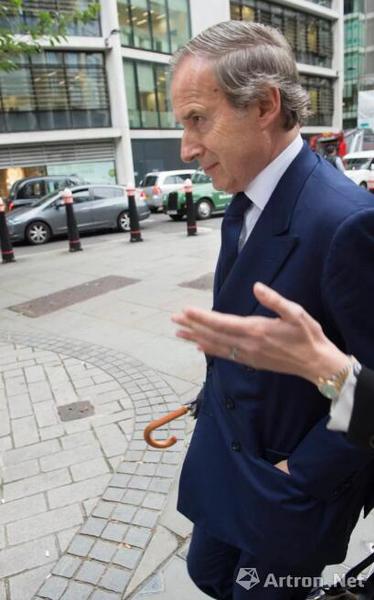 Simon de Pury走出法院，CREDIT: DAVID ROSE