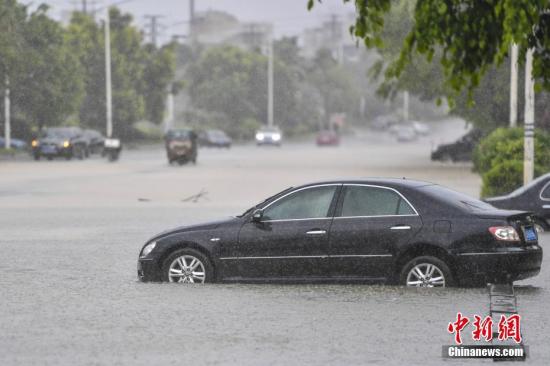 6月13日，廣東惠州惠東縣新平大道上，汽車在積水中拋錨。受今年2號(hào)臺(tái)風(fēng)“苗柏”影響，惠州市區(qū)和大亞灣、惠陽、惠東縣出現(xiàn)內(nèi)澇。<a target='_blank' href='http://www.chinanews.com/'>中新社</a>記者 陳驥旻 攝