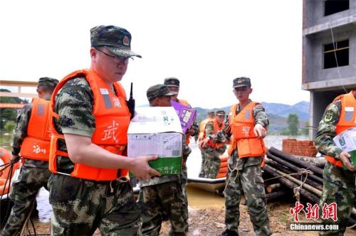 7月2日，武警黃石支隊(duì)官兵為湖北黃石市陽新縣富河水庫下游的龍港鎮(zhèn)星潭村受災(zāi)民眾送去100件礦泉水和100箱方便面。 莊文偉 攝