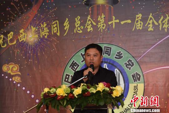 圖為巴西華人協(xié)會秘書長張立群代表華協(xié)致辭?！∧尚?攝