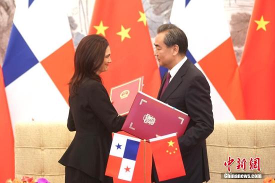 6月13日，中國外交部長王毅在北京與巴拿馬副總統(tǒng)兼外長德圣馬洛舉行會談。會談后，兩國外長簽署了《中華人民共和國和巴拿馬共和國關(guān)于建立外交關(guān)系的聯(lián)合公報》。<a target='_blank' href='http://www.chinanews.com/'>中新社</a>記者 盛佳鵬 攝