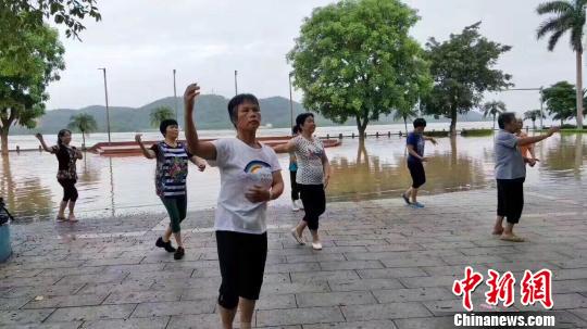 肇慶封開縣大媽水漫腳邊照跳“廣場(chǎng)舞” 伍格英 攝