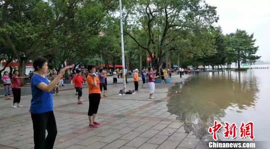 肇慶封開縣大媽水漫腳邊照跳“廣場(chǎng)舞”，洪水無阻大媽興致 伍格英 攝