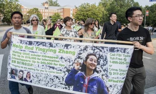 當(dāng)?shù)貢r間6月29日，美國伊利諾伊州，章瑩穎家人和朋友在為章瑩穎舉辦的祈禱集會上。 圖片來源：美聯(lián)社