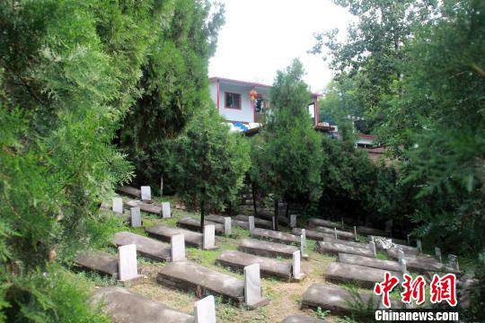 趙玉山的家與烈士墓僅一墻之隔。　于俊亮 攝