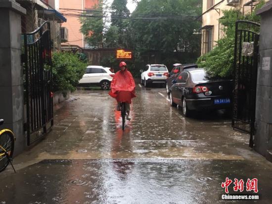資料圖：6月23日清晨，北京降雨持續(xù)，并出現(xiàn)了短時(shí)大雨。 <a target='_blank' href='http://www.chinanews.com/' >中新網(wǎng)</a>記者 富宇 攝