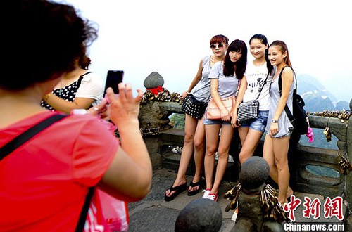 游客在景區(qū)游玩(資料圖)。<a target='_blank' href='http://www.chinanews.com/'>中新社</a>發(fā) 陸欣 攝