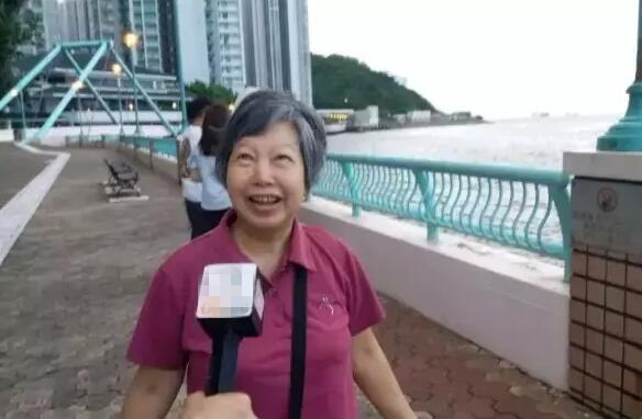 黎女士表示，對艦隊(duì)訪港感到高興和光榮。