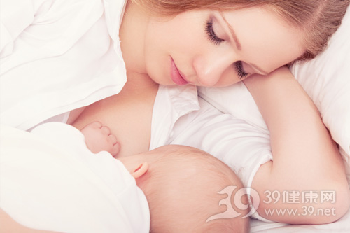 母乳喂養(yǎng)的寶寶該如何補(bǔ)充維生素？