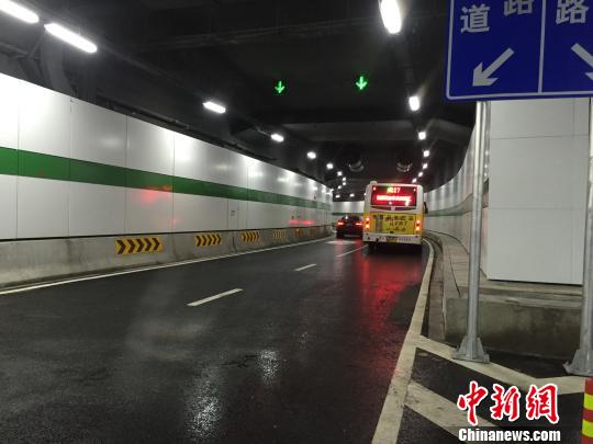 圖為車輛在南昌紅谷隧道內(nèi)行駛?！蛆i泉 攝