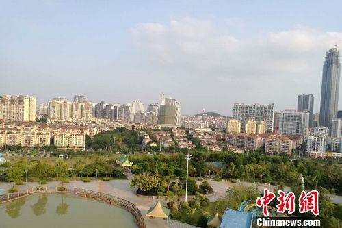 廣西南寧市鳳嶺兒童公園附近已建成或在建的小區(qū)、樓宇。 程春雨 攝