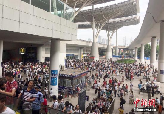 7月6日，大批旅客滯留武漢火車站。 <a target='_blank' href='http://www.chinanews.com/'>中新社</a>記者 趙軍 攝