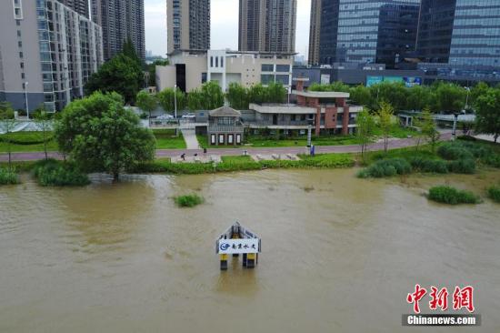 7月7日，航拍長江南京下關(guān)水文標(biāo)尺。 <a target='_blank' href='http://www.chinanews.com/'>中新社</a>記者 泱波 攝