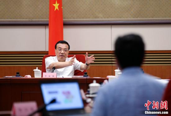 7月6日，中共中央政治局常委、國務(wù)院總理李克強主持召開經(jīng)濟形勢專家和企業(yè)家座談會，分析研究當前經(jīng)濟運行情況，聽取對下一步經(jīng)濟工作的意見建議。中共中央政治局常委、國務(wù)院副總理張高麗出席。 <a target='_blank' href='http://www.chinanews.com/'>中新社</a>記者 劉震 攝