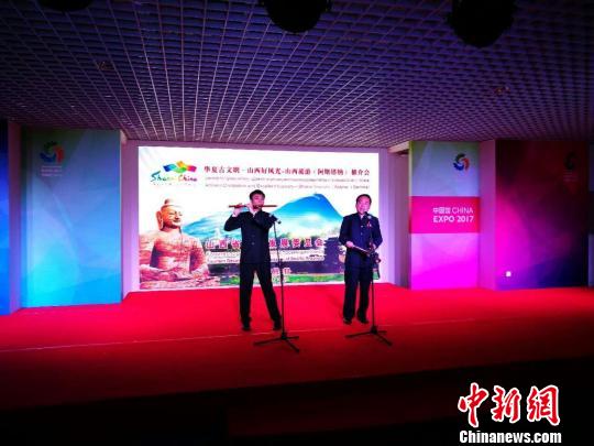 推介會上，山西展示了獨具特色的戲曲表演《晉風(fēng)晉韻》、嗩吶表演《打棗》、剪紙、皮影、刺繡等特色工藝品展演?！」俜焦﹫D 攝