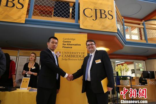 在第二屆劍橋大學替代金融年會上，中國企業(yè)代表翁曉奇與英國互聯(lián)網(wǎng)金融協(xié)會主任Robert Pettingrew深入交流。　鐘欣 攝