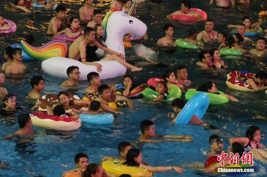 資料圖：7月8日晚，民眾在沖浪池中戲水。 <a target='_blank' href='http://www.chinanews.com/'>中新社</a>記者 泱波 攝