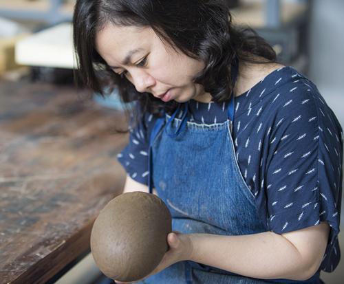 7月6日，來自臺灣的藝術(shù)家王怡惠正為自己的作品塑形。