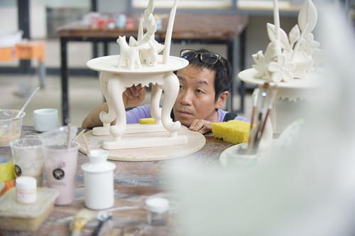 7月6日，來自韓國(guó)的藝術(shù)家金才圭正完善自己的作品。