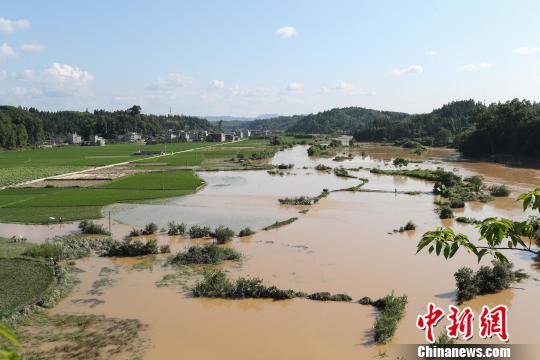 資料圖：黎平縣高屯街道絞便村外被洪水沖毀的農(nóng)田?！≠R俊怡 攝