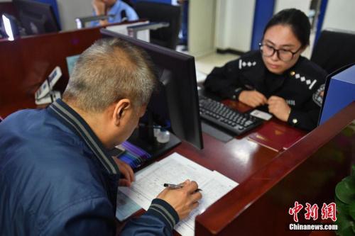 資料圖：民眾現(xiàn)場辦理居住證。 中新社記者 崔楠 攝