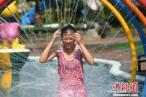 重慶發(fā)布“高溫橙色預(yù)警”信號(hào) 市民水中納涼戰(zhàn)高溫。陳超 攝
