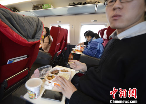 圖為G801次列車一等座席的乘客在品嘗列車提供的餐食。<a target='_blank' href='http://www.chinanews.com/'>中新社</a>發(fā) 侯宇 攝