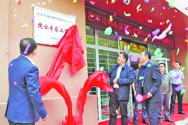 5月12日，哈密市動(dòng)物疫病預(yù)防控制中心“院士專家工作站”揭牌，這是全疆首個(gè)畜牧獸醫(yī)行業(yè)的院士工作站，也是河南援疆的又一重要成果。 該工作站是河南省農(nóng)業(yè)科學(xué)院動(dòng)物免疫學(xué)重點(diǎn)實(shí)驗(yàn)室張改平院士研究團(tuán)隊(duì)在哈密開展工作的一個(gè)平臺(tái)，為當(dāng)?shù)匦竽莲F醫(yī)工作提供技術(shù)支持和業(yè)務(wù)指導(dǎo)（資料片）。